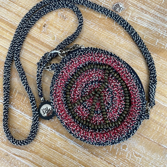 ☮️ NWT the Sak crochet peace sign crossbody circular bag - Picture 2 of 13